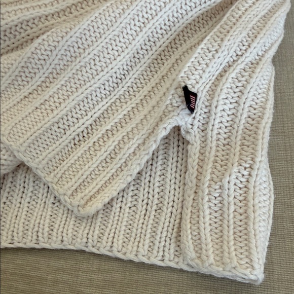 Ralph Lauren Women's Cream V-Neck Sweater - Picture 4 of 4